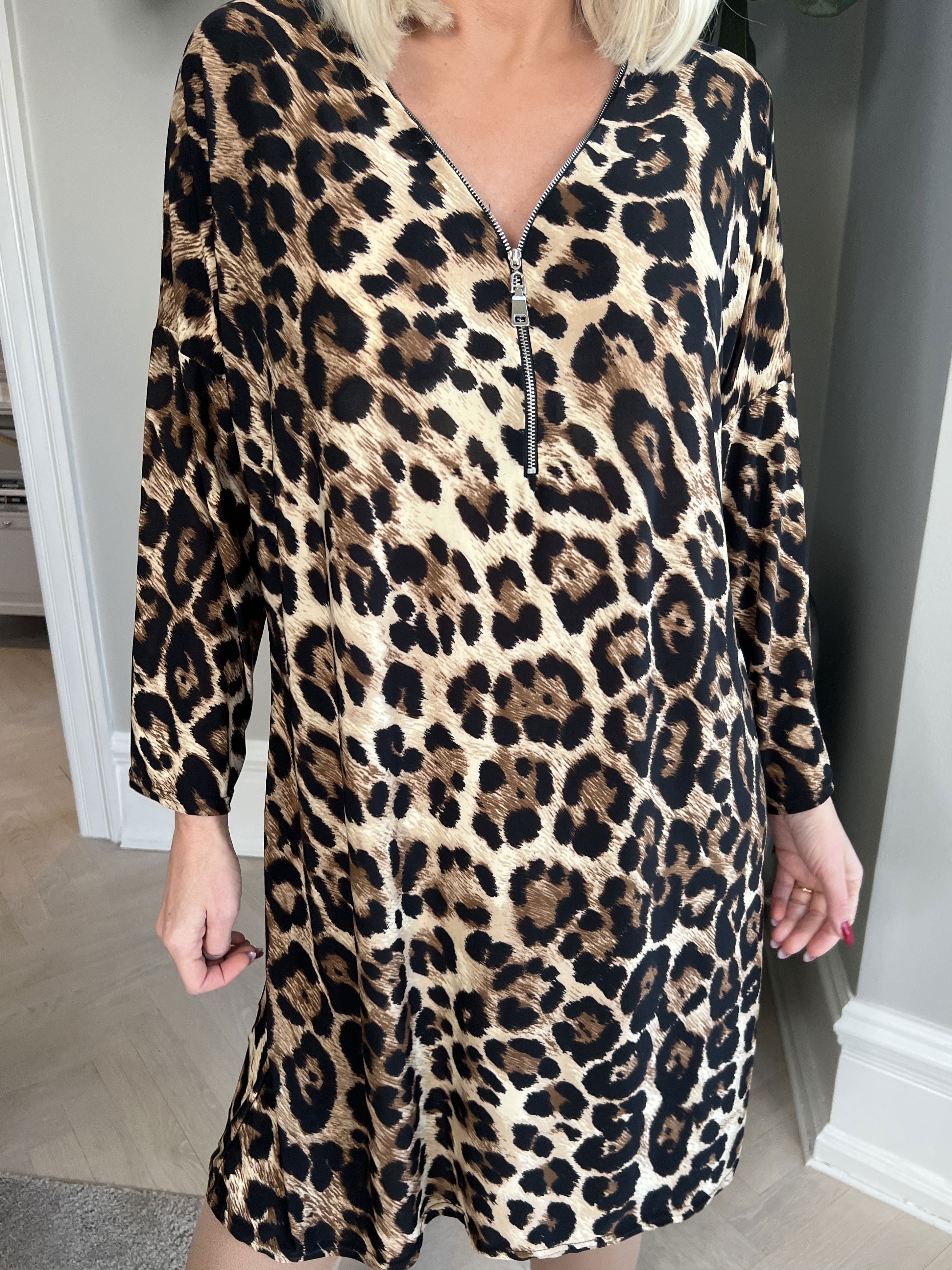 Lorenza - Tunikakjole i leopardprint med lynlås